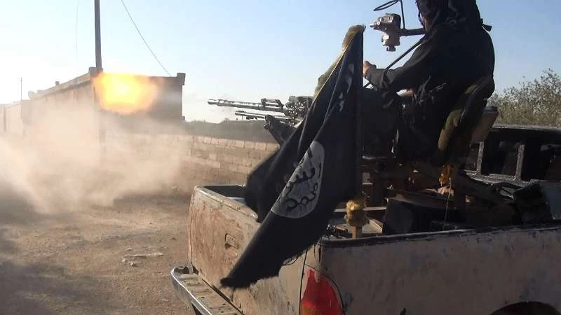 "داعش" يتقدم قرب البوكمال ويأسر عناصر للنظام (فيديو)