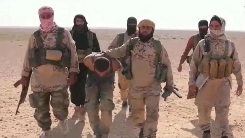 داعش يعدم عناصر للنظام بعد أسرهم في بادية ديرالزور (صور)
