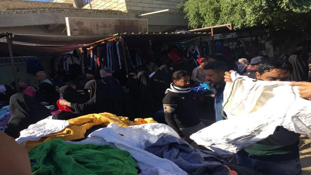  شاب يبيع ملابس (بالة) مجاناً بشرط "قراءة الفاتحة لحافظ الأسد" (فيديو)
