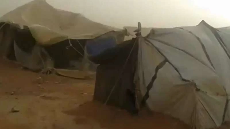 عاصفة غبارية تُزيد معاناة نازحي مخيم الركبان (فيديو)
