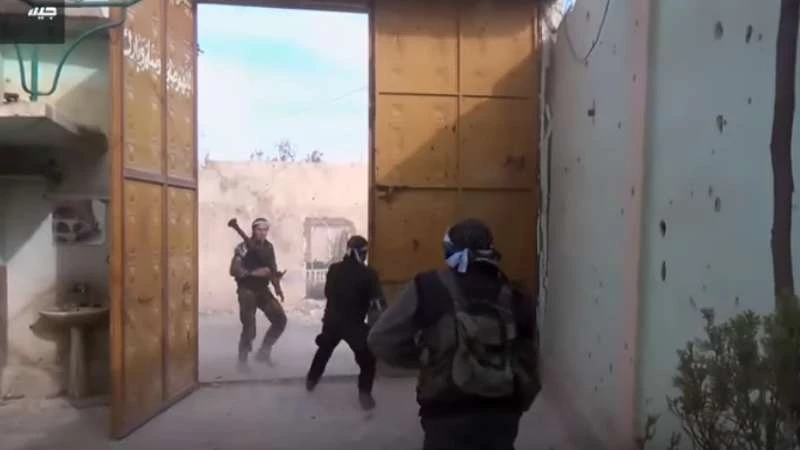 لحظة اقتحام "جيش الإسلام" نقاط ميليشيات النظام في مسرابا (فيديو)
