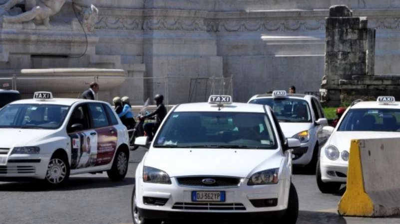 ملابس سائقي سيارات الأجرة في إيطاليا تسبب لهم مشاكل
