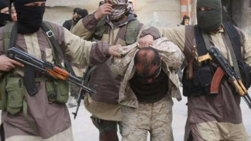 داعش يعدم قياديا في ميليشيا "ذراع الأسد" جنوب دمشق (صور)
