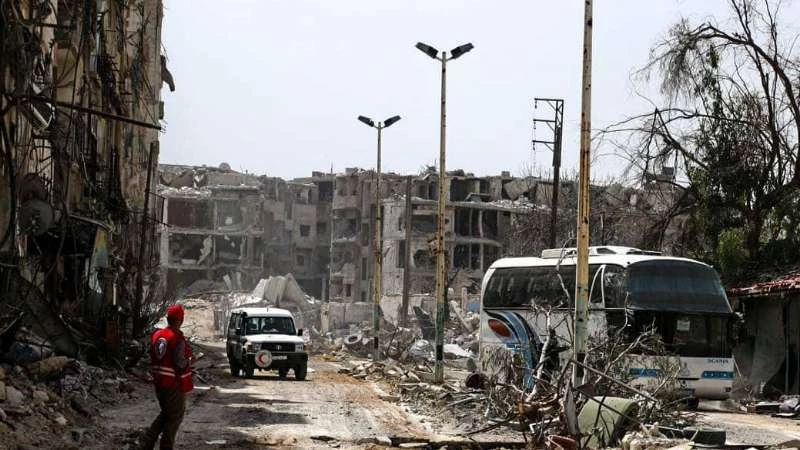 النظام يُهجّر أهالي حرستا بعد تدمير مدينتهم (صور)