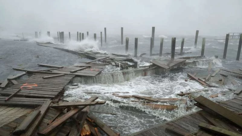 إعصار فلورنس يضرب ساحل كارولاينا الأمريكية (صور)