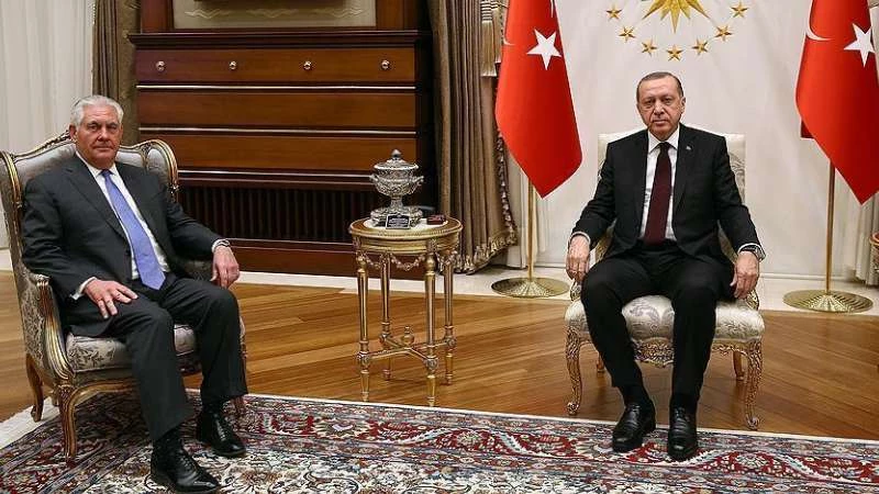 أردوغان يُبلغ تيلرسون أولويات تركيا بشأن سوريا