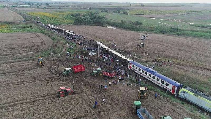 عشرات القتلى والجرحى بخروج قطار عن مساره شمالي تركيا (صور + فيديو)