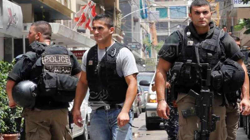 فصل عنصري جديد..ضابط لبناني يحاول اعتقال لاجئ سوري بتهمة غريبة! (فيديو)