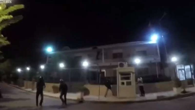 شاهد هجوم يستهدف السفارة الإيرانية في اليونان (فيديو)