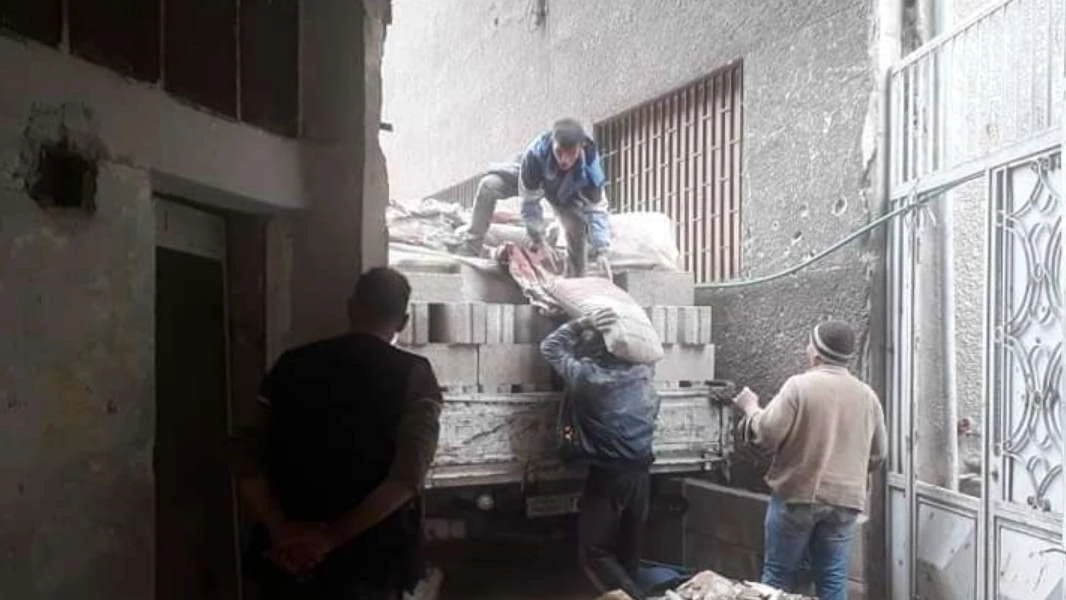 النظام يقوم بإدخال مواد البناء إلى مخيم اليرموك.. والسبب يصدم الأهالي! (صور)