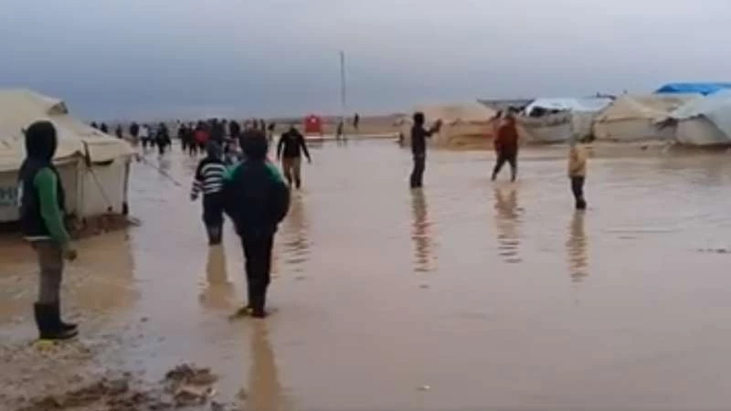 معاناة نازحي مخيم "السد" بعد العاصفة المطرية (فيديو)