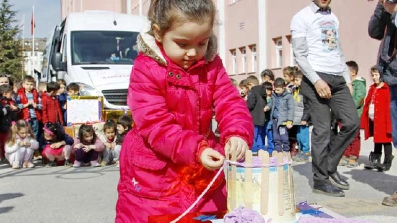 أطفال أتراك يرسلون أوشحة من نسج أيديهم إلى أقرانهم السوريين
