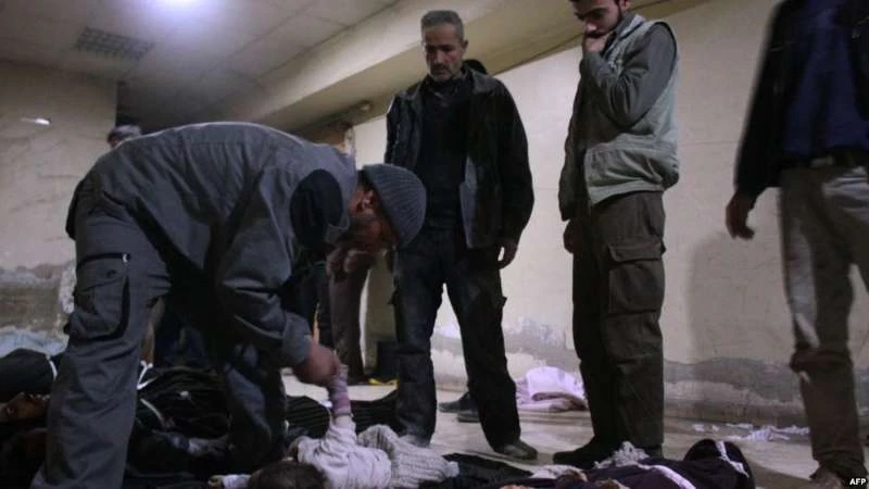 أهالي الغوطة يبحثون عن أطفالهم بين الجثث! (صور)