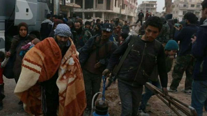 مقاتل من الغوطة يتحدى مراسل تلفزيون النظام (فيديو)