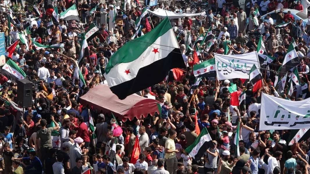 غضب وانتقاد لقرار تبنّي علم جديد للثورة السورية في الشمال (صور)