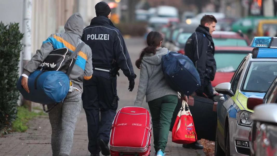 بماذا طالب رئيس هيئة الهجرة واللجوء بألمانيا السلطات حيال اللاجئين؟