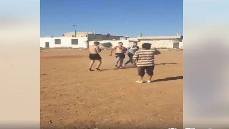 أهالي بلدة المسيفرة بدرعا يلعبون كرة القدم مع جنود المحتل الروسي! (فيديو)