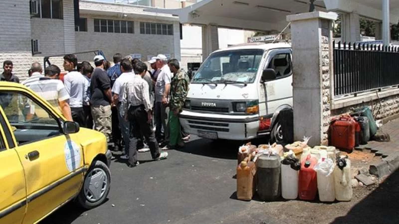 لماذا وافقت حكومة النظام على تمييز البنزين السوري بلون مختلف؟