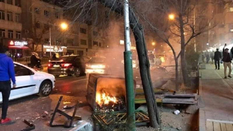 إيراني يدهس عناصر أمن الملالي بحافلة (فيديو)