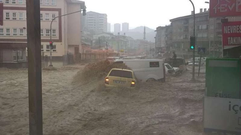 السيول تجتاح شوارع العاصمة أنقرة (فيديو)