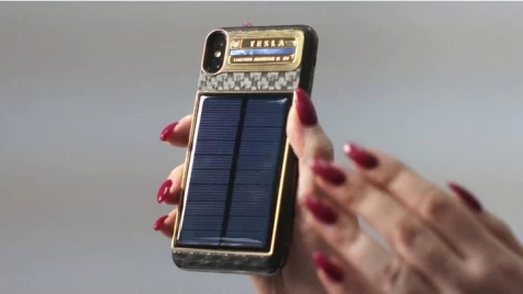 المنافسة بين موبايل Infinity Flex Display القابل للطي وموبايل caviar iphone tesla المشحون بالطاقة الشمسية 