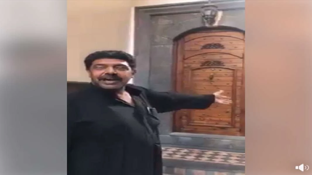 شيعي يُقبّل باب بيت دمشقي ظناً منه أنه مزار "السيدة رقية"! (فيديو)