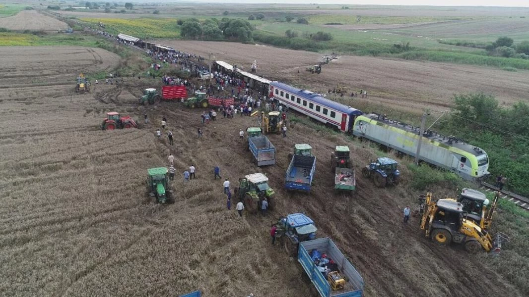 عشرات القتلى والجرحى بحادث تصادم قطار وسط تركيا (فيديو)