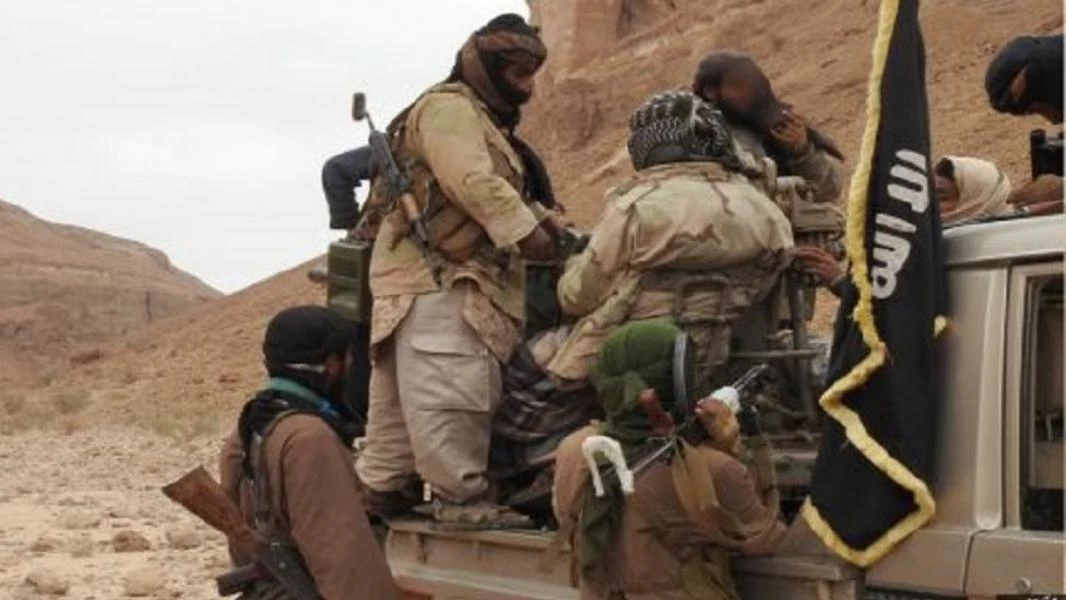 عناصر داعش يتركون قائدهم يُلاقي مصرعه في المعركة (فيديو)