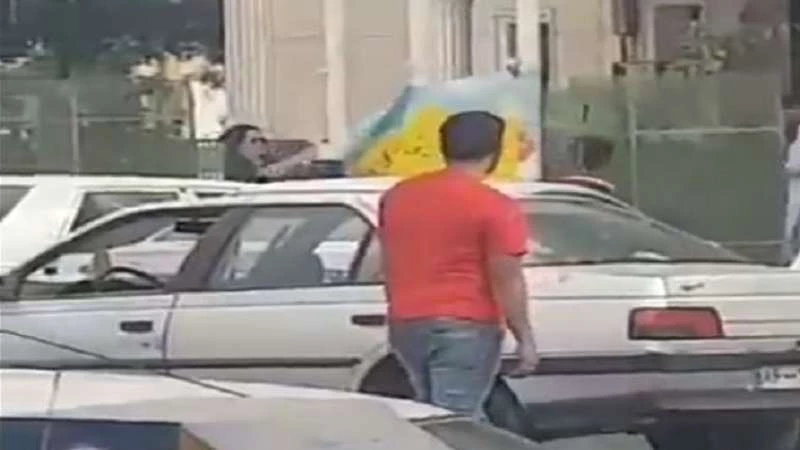 إيرانية تتحدى خامنئي أمام مقراته الأمنية! (فيديو)