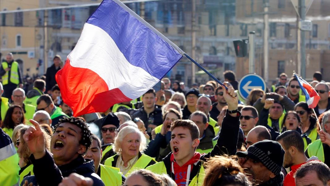 "السترات الصفراء" تتجاهل مطالب الحكومة الفرنسية وتدعو لمظاهرات السبت بـ3 دول أوروبية