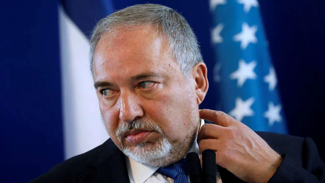وزير الدفاع الإسرائيلي يستقيل من منصبه 