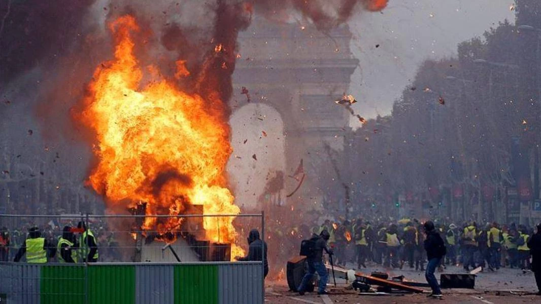 تصاعد العنف في باريس بعد معارك كر وفر بين الشرطة والمحتجين (صور)