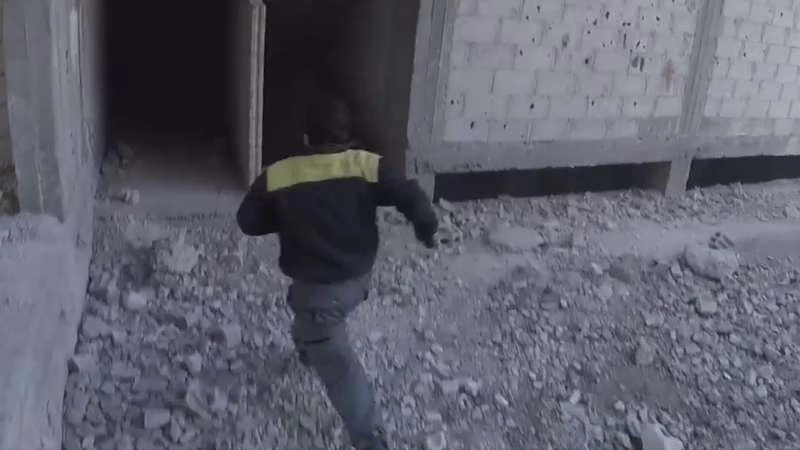  لحظة استهداف طيران النظام عناصر الدفاع المدني في الغوطة (فيديو)