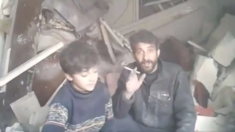 رجل يخرج عائلته من تحت الأنقاض في الغوطة (فيديو)
