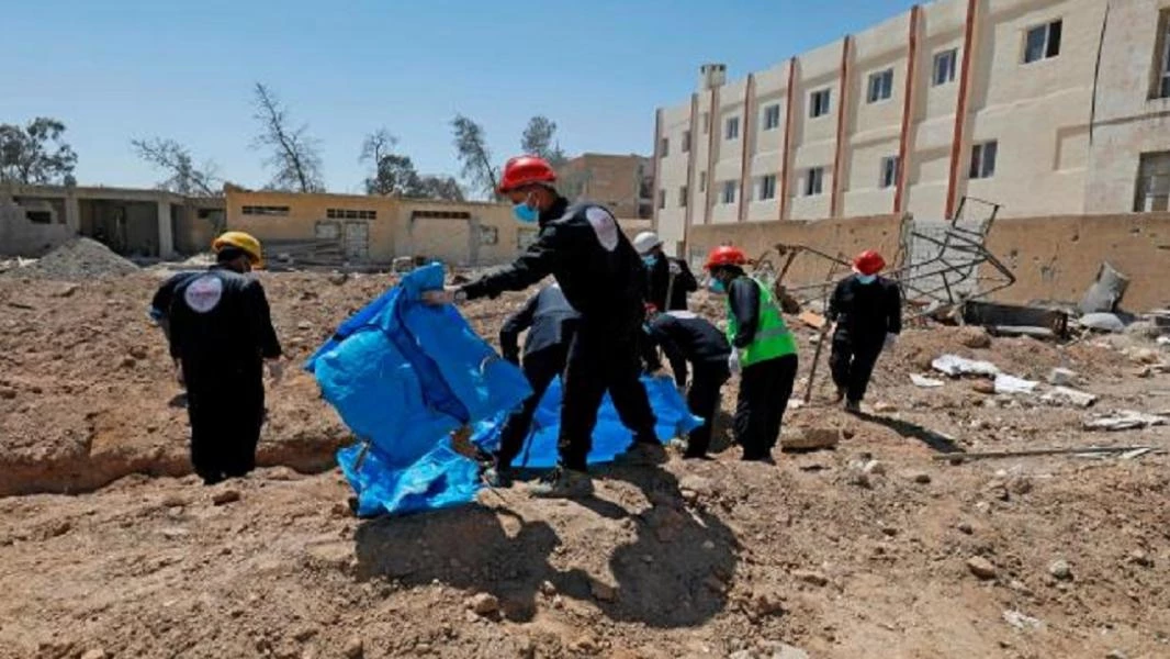 انتشال 13 جثة جديدة من مقبرة جماعية في مدينة الرقة