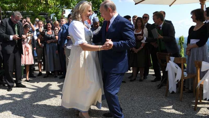 الغارديان: رقصة بوتين مع وزيرة خارجية النمسا ودلالاتها على أوروبا