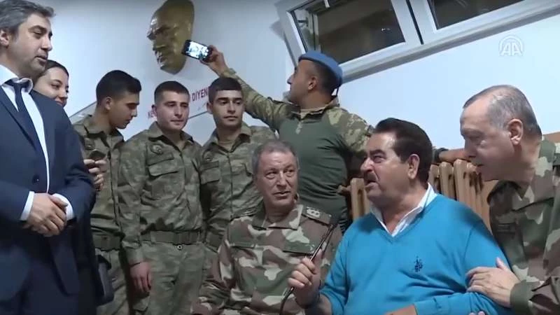 أردوغان يغني مع تاتلسيس وبطل وادي الذئاب احتفالاً بتحرير عفرين (فيديو)