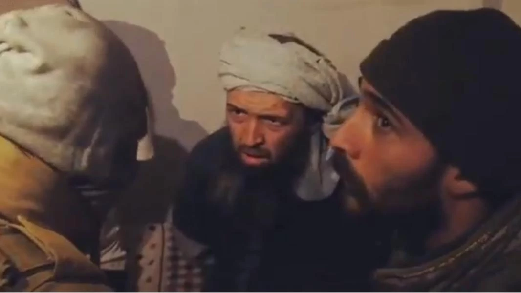 شاهد إلقاء التحالف القبض على قياديّين بارزين في داعش بديرالزور (فيديو)