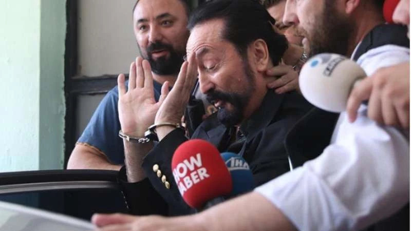 "الداعية التركي" المعتقل عدنان أوكتار يكشف عن دخله الشهري!