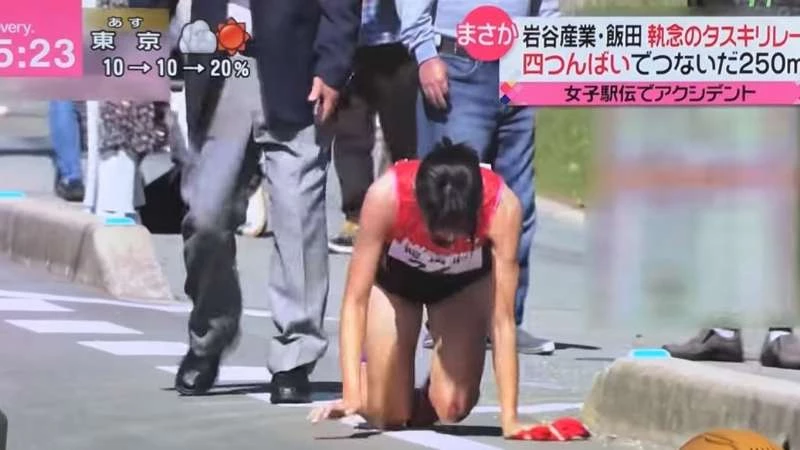بقدم مكسورة.. عداءة يابانية تكمل سباق مارثون زحفاً (فيديو)