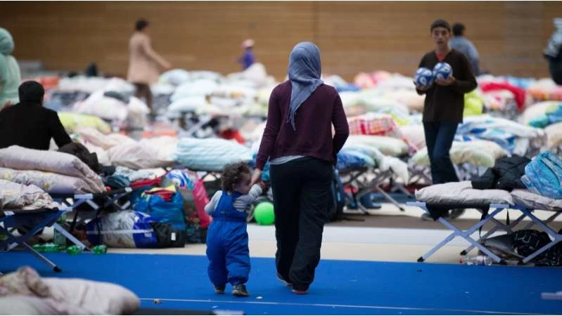 اللاجئون وقود حرب وزير الداخلية الألماني ضد متطرفي اليمين 