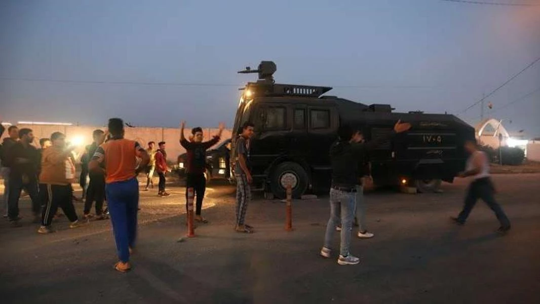 المحتجون في مدينة البصرة العراقية يهاجمون منزل مسؤول محلي