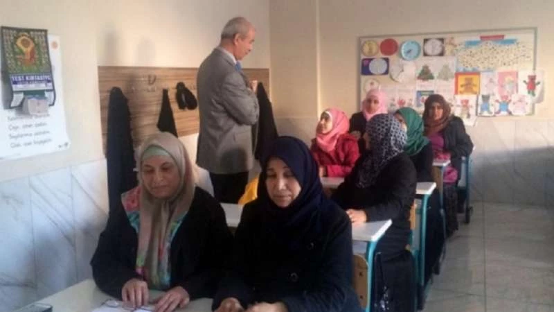 سوريون يتلقون دورات مجانية في تعلّم اللغة التركية