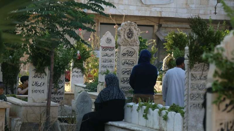 ميليشيات أسد الطائفية تقصف المقابر في ريف حماة لتقتل زوارها (فيديو)