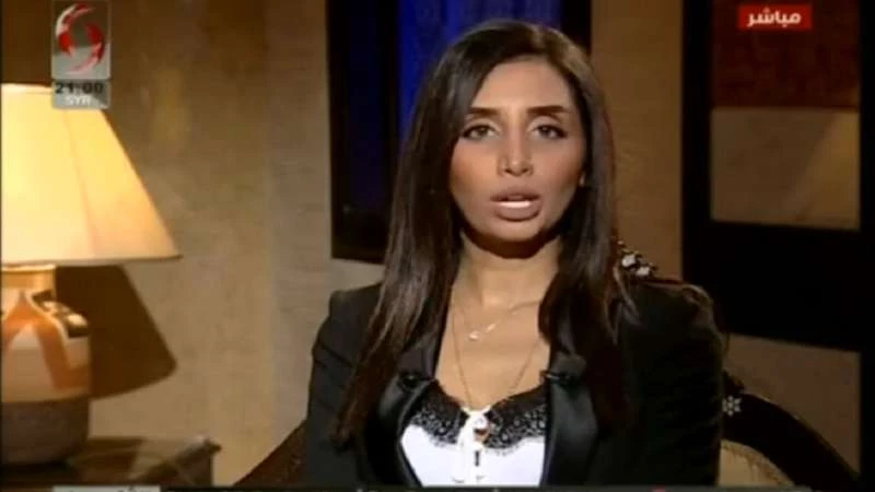 محلل مصري يحرج مذيعة النظام لاستخدامه مصطلحات تتعارض مع القناة (فيديو)