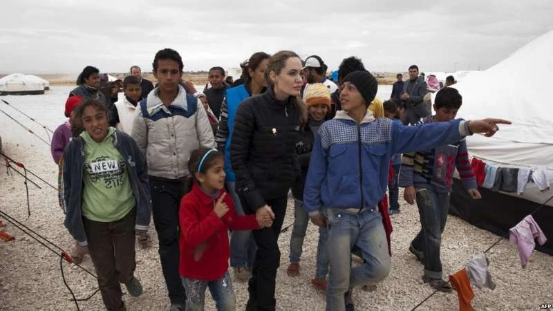 أنجلينا جولي تزور مخيمات اللاجئين السوريين في العراق (صور + فيديو)