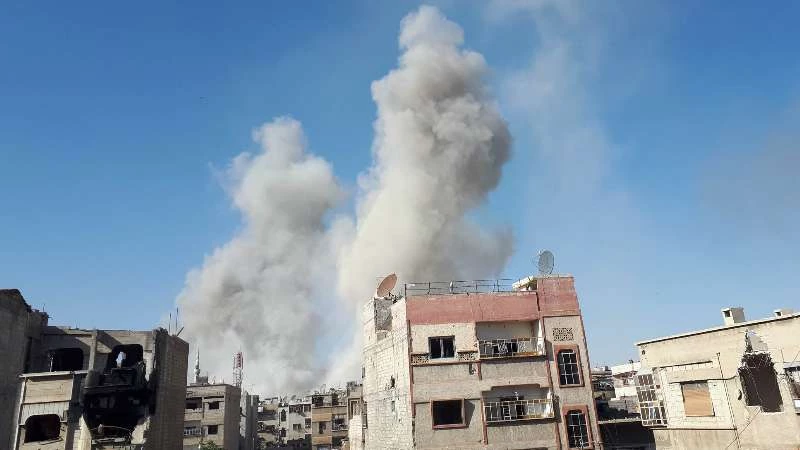 عبارات تدعو لـ "حرق دوما" يُرددها عناصر النظام لحظة قصف المدينة (فيديو)