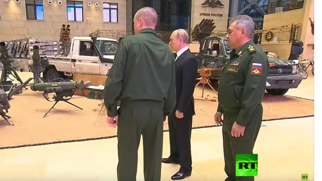 بوتين يزور معرض لأسلحة جرت مصادرتها في سوريا (فيديو)