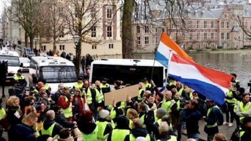 "السترات الصفراء" تطالب باستقالة الحكومة الهولندية