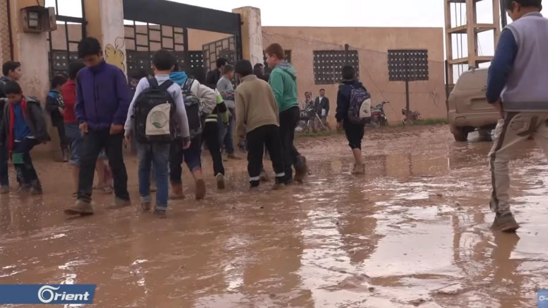 تراكم الوحول يُعيق أطفال مدرسة جنوبي حلب (فيديو)
